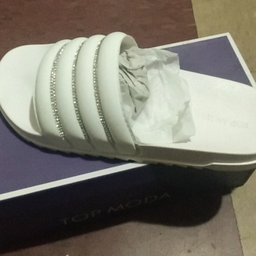 Comfy slides size 8 all white